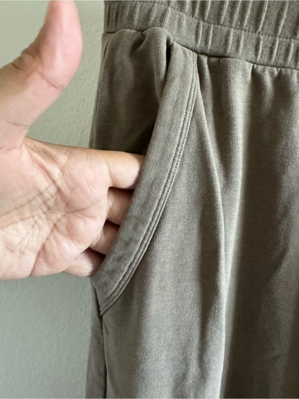 Alo Yoga Unwind Taupe Cargo Jogger Sweatpants size Small
